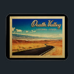 Death Valley Nationalpark Vintage Reise Magnet<br><div class="desc">Vintage Reisestil Death Valley California Nevada mit einer herrlichen Bergsicht mit kurvenreicher Autobahn in die Ferne.</div>