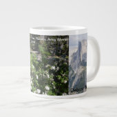 Deborah Walton Yosemite: Halbkuppel, Bäume, Blume Jumbo-Tasse (Vorderseite Rechts)
