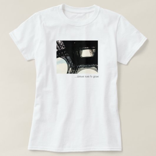 … debout sous Le géant T-Shirt (Design vorne)
