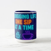 🖥️☕ Debugging Life One Sip at a Time – Neon Tech Zweifarbige Tasse (Mittel)