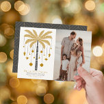 Deck the Palms Golden Palm Tree Weihnachten Foto<br><div class="desc">Diese minimalistisch schicke Weihnachtsfotokarte "Deck the Palms" zeigt eine Palme in Imitat Gold mit Weihnachtsschmuck. Die Rückseite weist einen dunkelgrauen Hintergrund mit geometrischen Mustern auf. Personalisieren Sie es für Ihre Bedürfnisse. In meinem Geschäft finden Sie passende Produkte.</div>