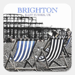 Deckchairs auf Brighton-Strand, (BRITISCHER) Quadratischer Aufkleber