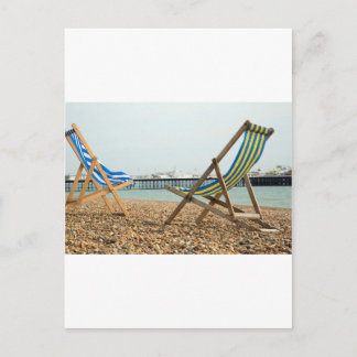 Deckchairs und Shingle Postkarte