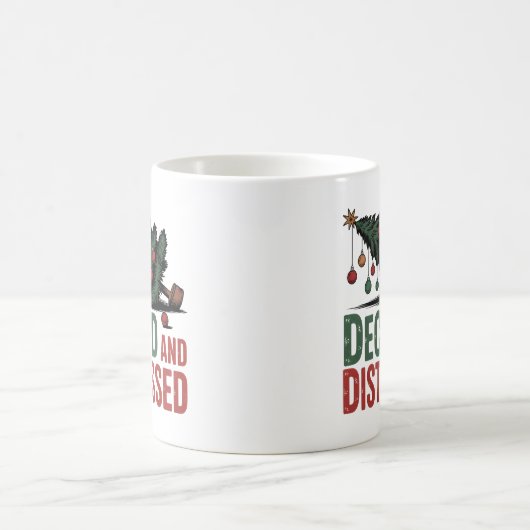 Decked and Distressed | Christmas Chaos Humor Kaffeetasse (Mittel)