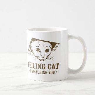Decken-Katze passt Sie auf Kaffeetasse