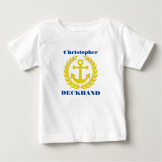 Deckhand mit Schiffsname und Ankermotiv Baby T-shirt