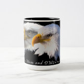 Decorah-Adler: Mama und DM2 Zweifarbige Tasse (Mittel)