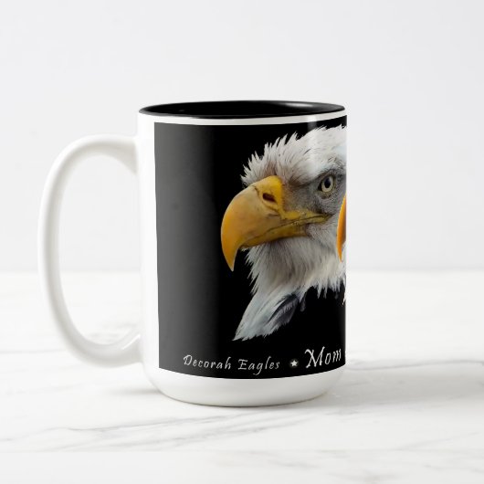 Decorah-Adler: Mama und DM2 Zweifarbige Tasse (Links)