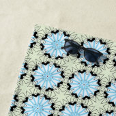 Decorative blue and cream floral patterned strandtuch (Beispiel)