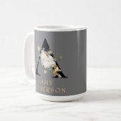 Decorative weiße Floral Gold Akzente Monogramm A Kaffeetasse (Vorderseite Links)