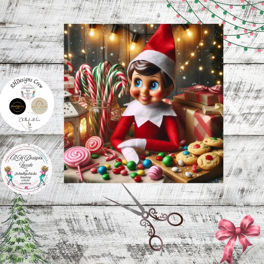 Decoupage-Elf auf einem Tisch Seidenpapier