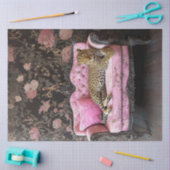 Decoupage Leopard auf rosa Samtsofa im französisch Seidenpapier (Basteln)