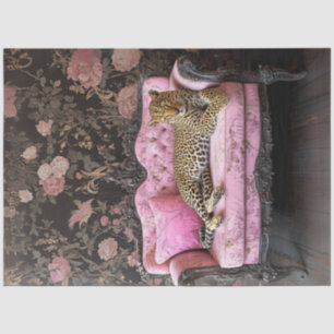 Decoupage Leopard auf rosa Samtsofa im französisch Seidenpapier