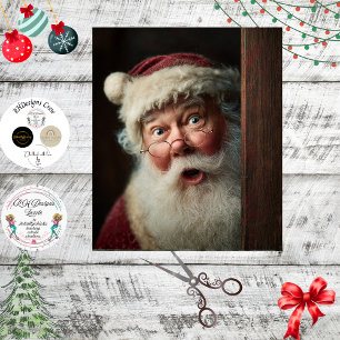 Decoupage überraschter Weihnachtsmann, der hinter  Seidenpapier