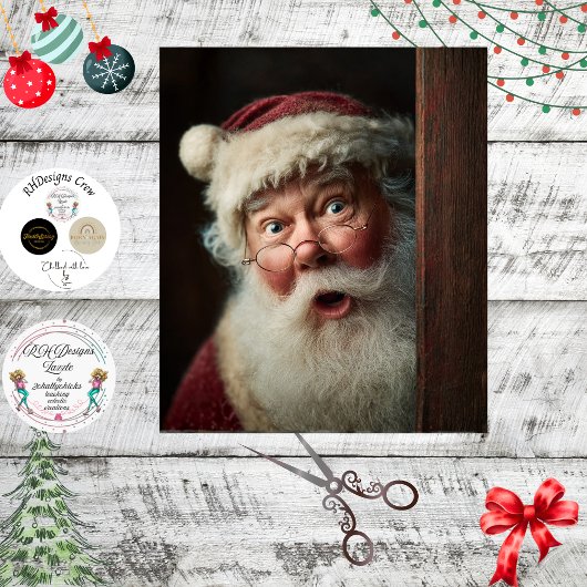 Decoupage überraschter Weihnachtsmann, der hinter  Seidenpapier