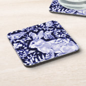 Dedham Blue Rabbit, Classic Blue & White Design Getränkeuntersetzer (Linke Seite)