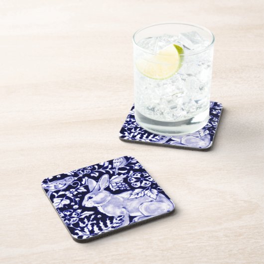 Dedham Blue Rabbit, Classic Blue & White Design Getränkeuntersetzer (Rechte Seite)