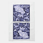 Dedham Blue Rabbit, Classic Blue & White Design Handtuch (Vertikal)