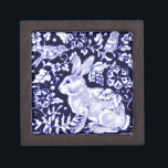 Dedham Blue Rabbit, Classic Blue & White Design Kiste<br><div class="desc">Mein original Blau-Weiß-Kaninchendesign wurde ursprünglich auf einer verglasten Keramik-Fliese vorgestellt. Mit Vögeln,  Weinreben und Blume,  die an die alten orientalischen Töpfermotive angepasst sind,  wird dieses Design Kaninchenliebhabern und Sammlern von blauen und weißen Töpfern gefallen.</div>