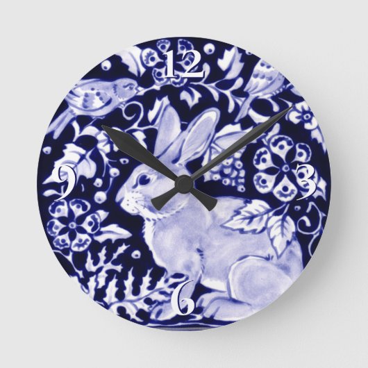 Dedham Blue Rabbit, Classic Blue & White Design Runde Wanduhr (Vorderseite)