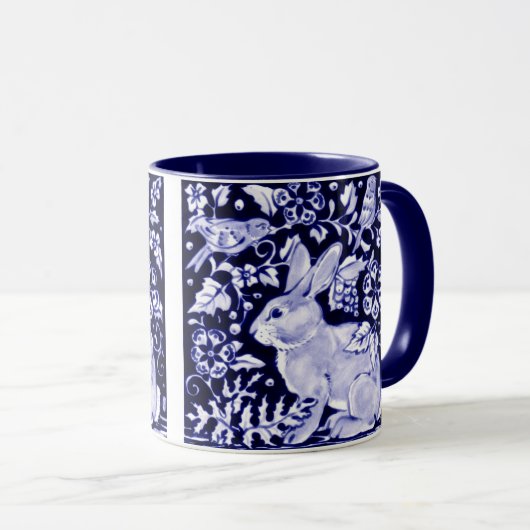 Dedham Blue Rabbit, Classic Blue & White Design Tasse (VorderseiteRechts)