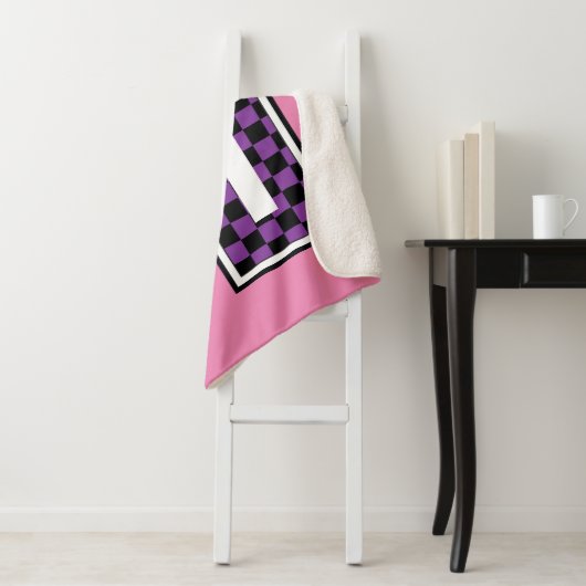 Dee Dee Athletic Letters Graphic Sherpadecke (Beispiel)