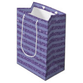 Deep Amethyst Glitter Style Horizontal Stripes Mittlere Geschenktüte (Vorderseite Schrägansicht)