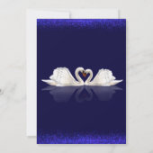 Deep Blue and White Themed mit Swans Wedding Einladung (Rückseite)