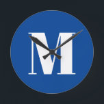 Deep Blue Initial Letter Monogram Modern Stilvoll Runde Wanduhr<br><div class="desc">Möchten Sie ein Produkt mit den Initialen Ihres Namens besitzen? Es ist sehr einfach,  ästhetisch und attraktiv.</div>