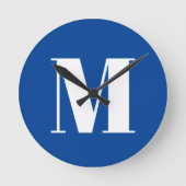 Deep Blue Initial Letter Monogram Modern Stilvoll Runde Wanduhr (Vorderseite)