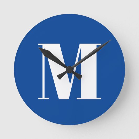 Deep Blue Initial Letter Monogram Modern Stilvoll Runde Wanduhr (Vorderseite)