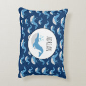 Deep Blue Ocean Whale Muster Individuelle Name Dekokissen (Rückseite(Vertikal))