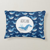 Deep Blue Ocean Whale Muster Individuelle Name Dekokissen (Rückseite)