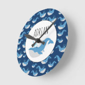 Deep Blue Ocean Whale Muster Individuelle Name Kin Runde Wanduhr (Winkel)