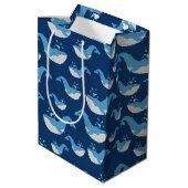 Deep Blue Ocean Whale Muster Mittlere Geschenktüte (Rückseite Schrägansicht)