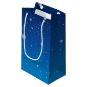 Deep Blue Starry Night Sky Kleine Geschenktüte (Vorderseite Schrägansicht)