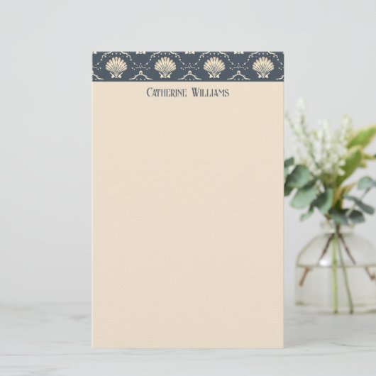 Deep Blue und Cream Seashell Muster Personalisiert Briefpapier (Stehend Vorderseite)