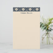 Deep Blue und Cream Seashell Muster Personalisiert Briefpapier (Stehend Vorderseite)