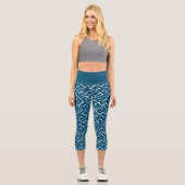 Deep Blue und White Meander Muster | Modernes Maze Capri Leggings (Vorderseite)