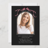 Deep Blush Bow Graduation Party Arch Photo Black Einladung (Vorderseite)