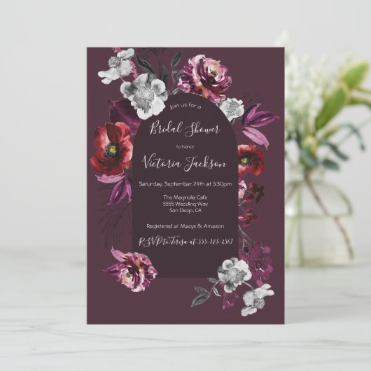 Deep Burgundy Blumendark & Moody Brautparty in Einladung (Stehend Vorderseite)