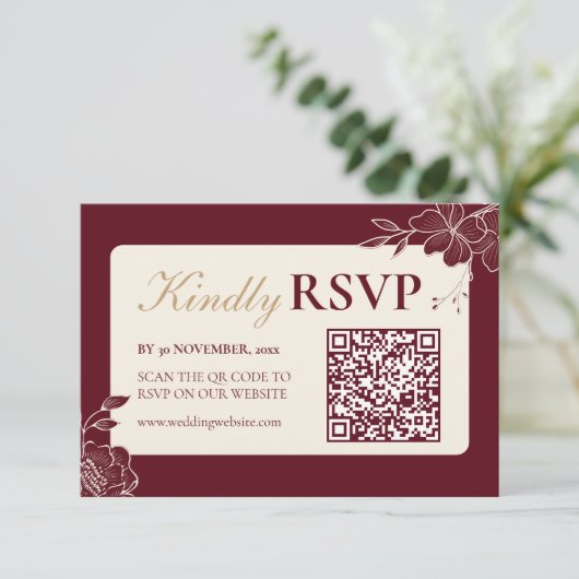 Deep Burgundy Floral Wedding RSVP with QR Code (Stehend Vorderseite)