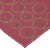 Deep Burgundy Red Birds Pattern Holiday Tableclout Tischdecke (Schrägansicht)