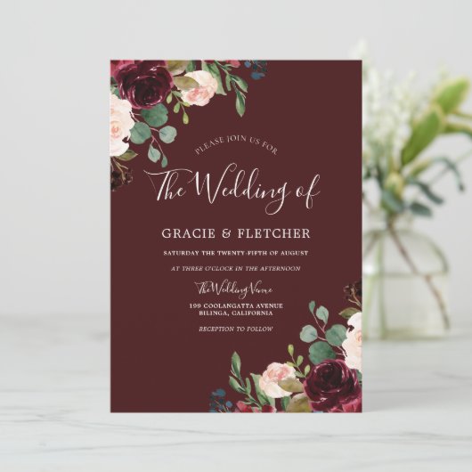 Deep Burgundy Red Wine Blush Bloral Wedding Einladung (Stehend Vorderseite)