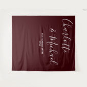 Deep Burgundy Script Minimalist Wedding Backdrop Wandteppich (Vorderseite (Horizontal))