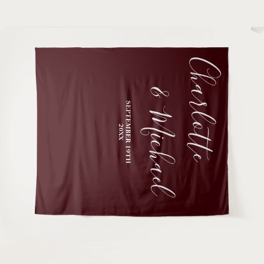Deep Burgundy Script Minimalist Wedding Backdrop Wandteppich (Vorderseite (Horizontal))