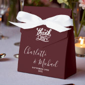 Deep Burgundy Script Minimalist Wedding Geschenkschachtel