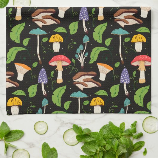 Deep Forest Magic: Colorful Mushrooms on Black Geschirrtuch (Gefaltet)