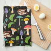 Deep Forest Magic: Colorful Mushrooms on Black Geschirrtuch (Viertel Falte)