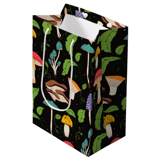 Deep Forest Magic: Colorful Mushrooms Pattern Mittlere Geschenktüte (Vorderseite Schrägansicht)